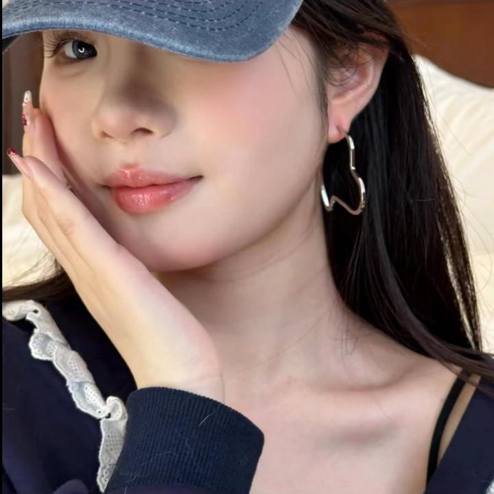 Необычные серебряные серьги в форме сердца — модный холодный стиль 2025 года с ярким, преувеличенным дизайном