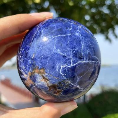 1 шт. Шар из полированного голубого содалита с ручной резьбой, сфера, домашнее украшение, коллекции камней, кристальная сетка и подарок
