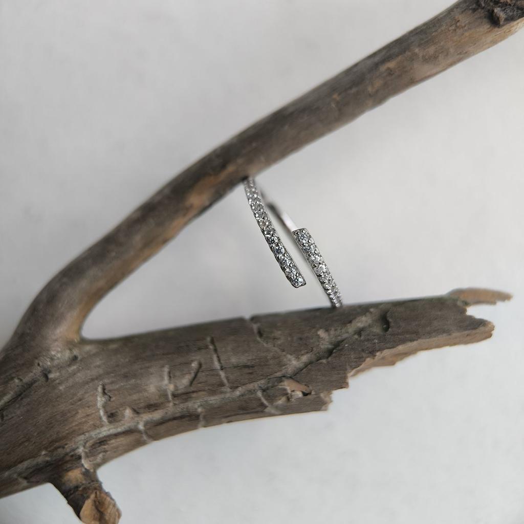 Серебряное кольцо с фианитами, вес изделия 2,02 гр (2192794)