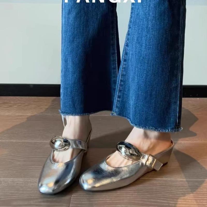 Модные женские сандалии Bun Head Half Drag Summer New с круглым носком и неглубоким ртом, металлические украшения, ленивые сандалии на плоской подошве