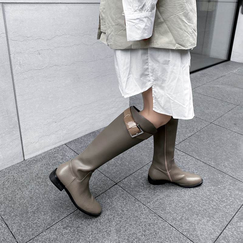 Krazing Pot Обувь из натуральной кожи Осень-зима на низком каблуке Сапоги для верховой езды с круглым носком Сохраняют тепло Сапоги без застежек с металлической пряжкой Высокие сапоги