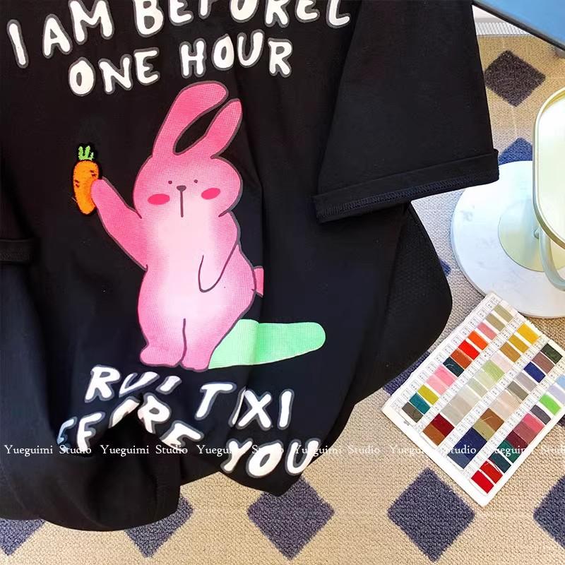 Летняя женская футболка свободного покроя с круглым вырезом и коротким рукавом с принтом кролика черного цвета