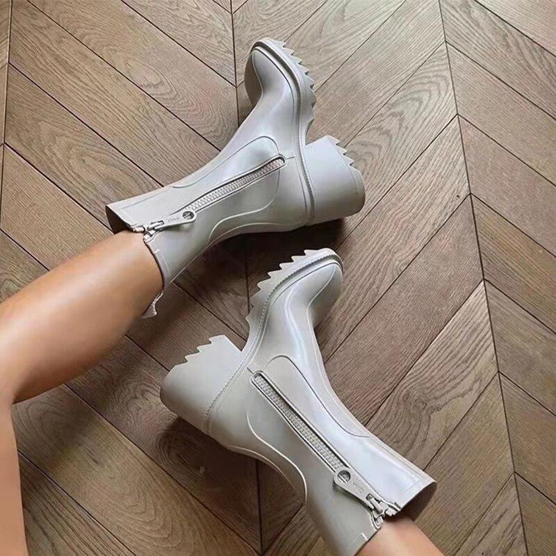 Женские резиновые сапоги с квадратной подошвой. Ботильоны на толстой подошве на массивном каблуке. Дизайнерские ботинки «Челси». Женские резиновые сапоги. Непромокаемая обувь.