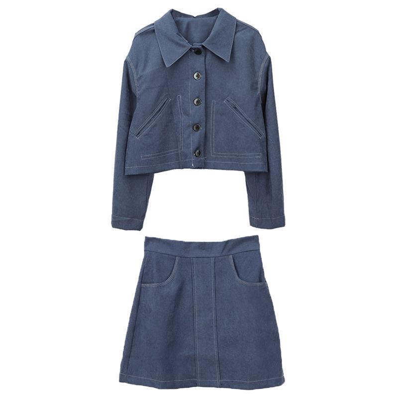 Модный и шикарный женский костюм-двойка на весну и осень с короткой юбкой, топом с длинными рукавами и юбкой-трапецией.