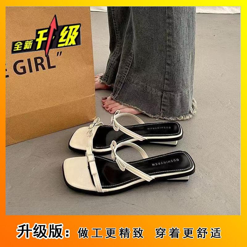 Лето 2025 новый популярный французский красивый темперамент крутые тапочки женские высококлассные для улицы модные серебристые сандалии на плоской подошве