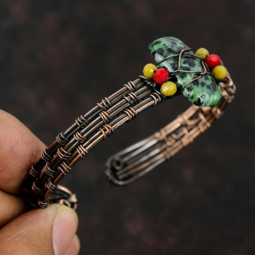 Рубиновый медный браслет-манжета с цоизитом Желтые и красные коралловые бусины Браслет из медной проволоки Ювелирные изделия в обертке Регулируемый браслет Драгоценный камень Ювелирные изделия ручной работы