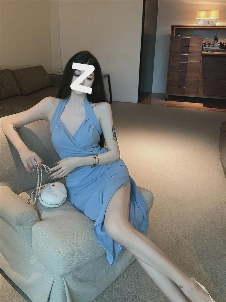 Платье Pure Desire во французском стиле с бретельками через шею: Летняя сексуальная длинная юбка с разрезом и изысканной элегантностью.