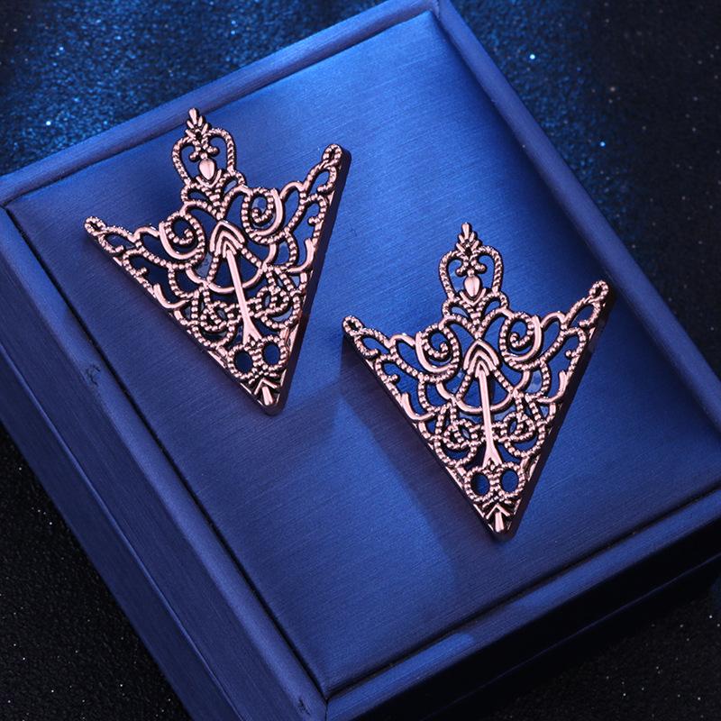 Retro Pattern Triangle Collar Pin Accessories Fashion Men and Women Hollow Crown Collar Brooch Collar Corner Badge
