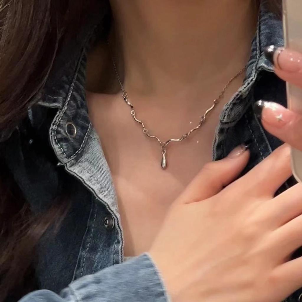 2024 New Silver Waving Water Drop Necklace Women's French Simple Premium Neutral Daily Commuter Versatile Sweater Chain