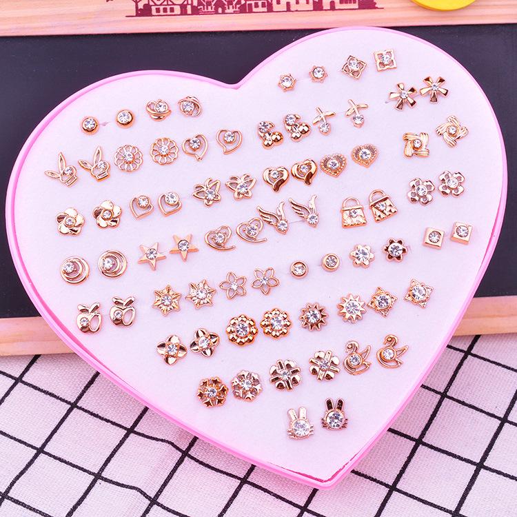 Набор акриловых серег-гвоздиков в форме сердца в пластиковой коробке