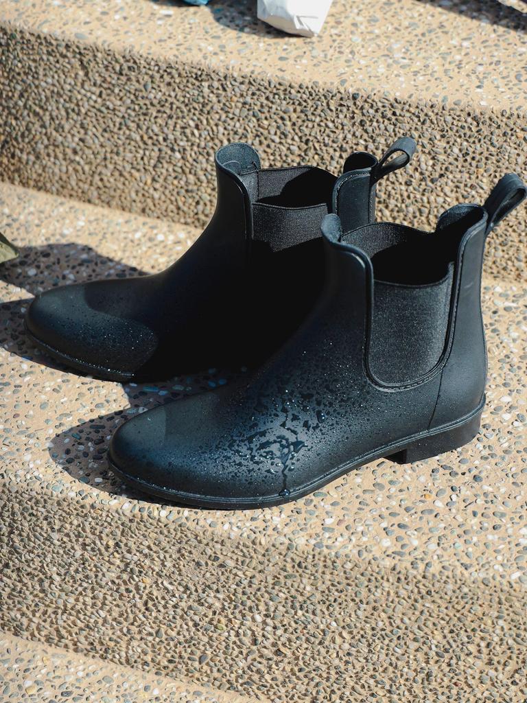 В:MING LIFE STORE by BEAMS / Ботинки и ботильоны B:MING by BEAMS Женские черные ботинки-дождевики с боковыми резинками размера L