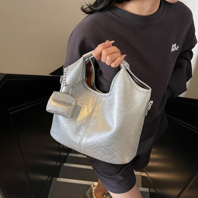 Сумка большой вместимости женская повседневная 2025 новая летняя универсальная сумка-мессенджер простая и популярная портативная сумка-ведро для ребенка и мамы