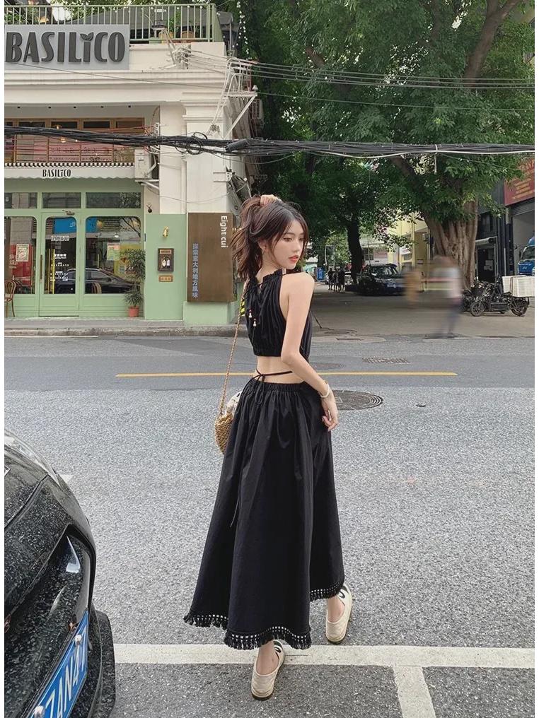 Женское платье с халтер-воротом и кисточками: Заниженная талия, завязывающийся пояс, длинная облегающая юбка, праздничный стиль.