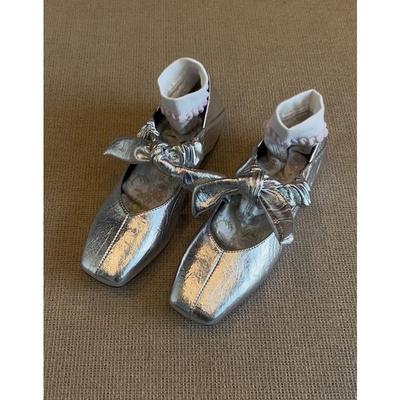 Балетки Мэри Джейн с плоским бантом серебристого цвета с легким мыском