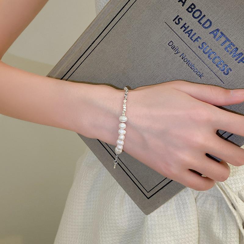 Freshwater pearl and silver bead bracelet, a delicate and elegant piece for women, featuring a fashionable design and shimmering, eye-catching