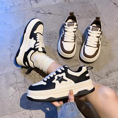 Супер огонь маленькие белые туфли женские 2025 новые весна и осень толстая подошва туфли универсальные черно-белые звезды панда туфли инс тренд