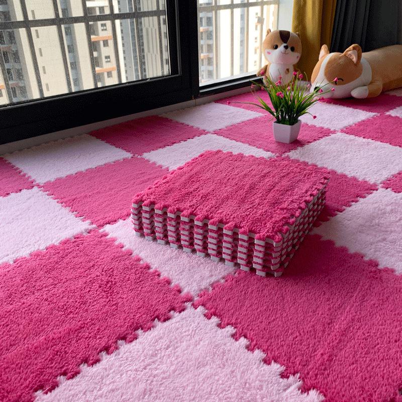 Мягкий тканевый клетчатый коврик для пола серого и бежевого цвета с соединяющимися плитками