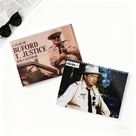 Шериф Бьюфорд 2026 Настольный календарь Тема «Смоки и Бандит» Винтажное киноискусство с месячными макетами Смешной Ностальгический Настольный календарь Офисный декор Подарок