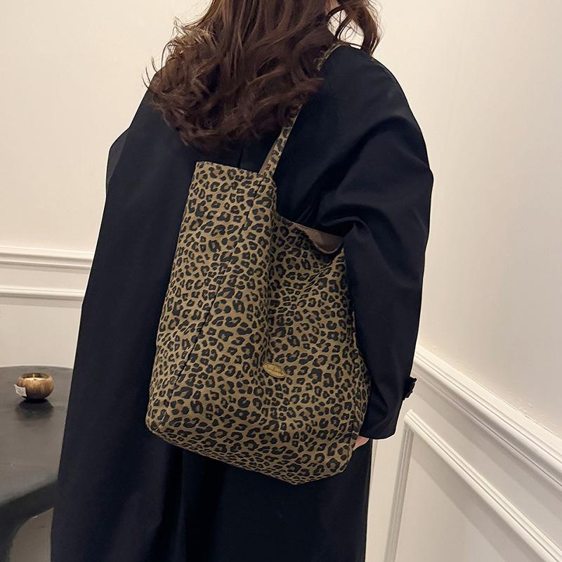 Fashion Leopard Print Canvas Bag Women's 2025 New Trend Fashion College Style Tote Bag Casual Retro Shoulder Bag