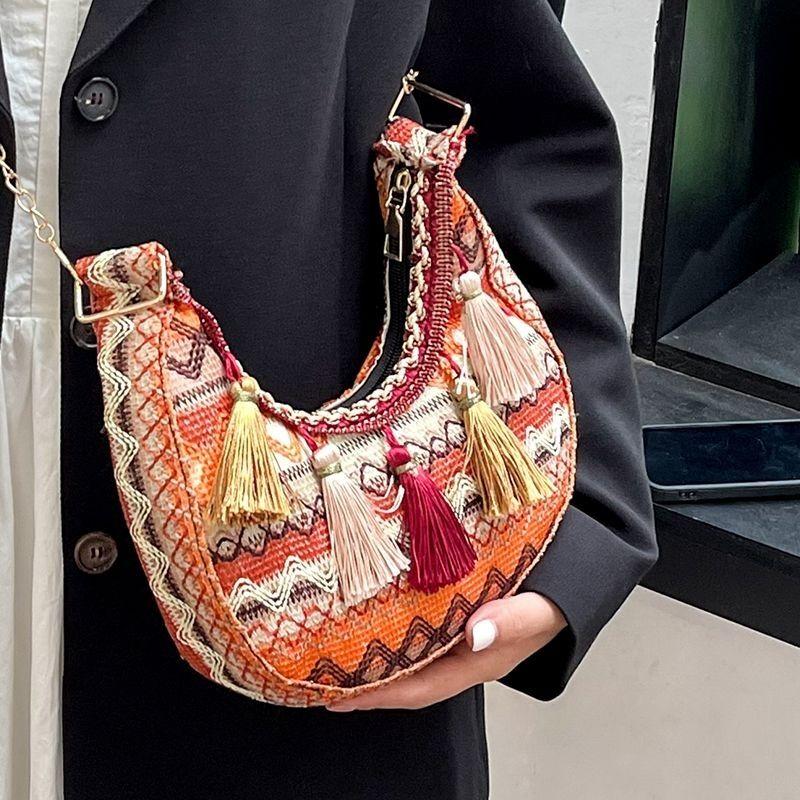 Женская сумка в этническом стиле с кисточками, модная и универсальная сумка через плечо, популярная сумка-полумесяц с цепочкой