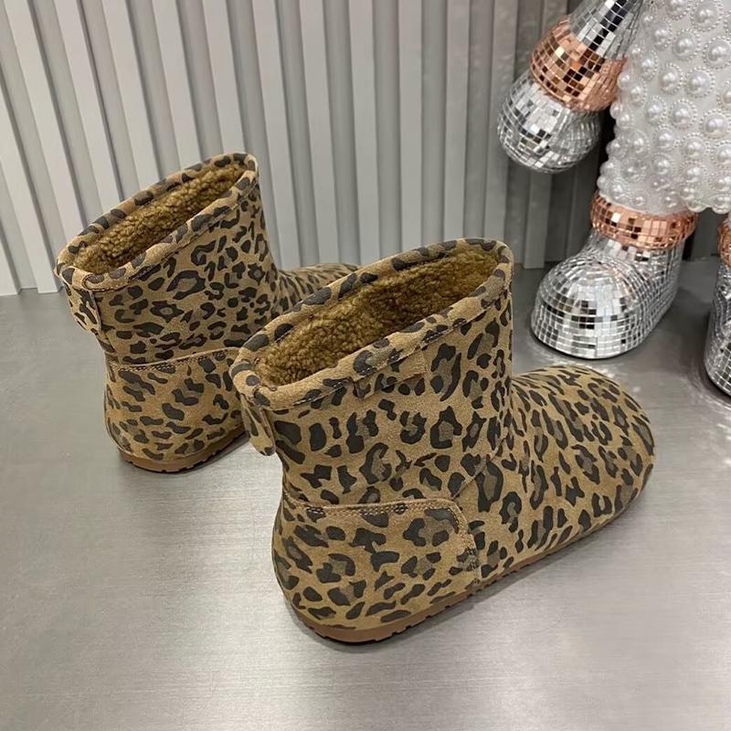 Женские зимние ботильоны на плоской подошве из леопардовой замши с короткими плюшевыми зимними хлопковыми ботинками 2025 года, дизайнерские теплые повседневные удобные ботинки для женщин