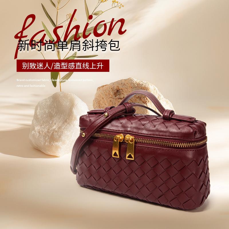 Trendy Hand-Woven New Fashionable One-Shoulder Portable Messenger Bag Niche Design Simple And Practical Lunch Box Bag