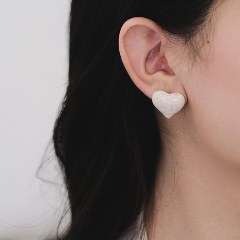 Simple Cute Cream White Heart Clip On Earrings For Women Painless Enamel Alloy No Piercing Ear Clips Versatile Fashion Jewelry
