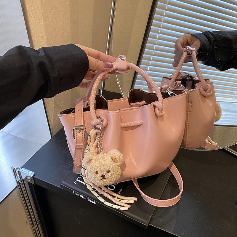 Korean niche design simple and versatile pleated handbag women's 2025 spring and summer new fashion messenger bucket bag