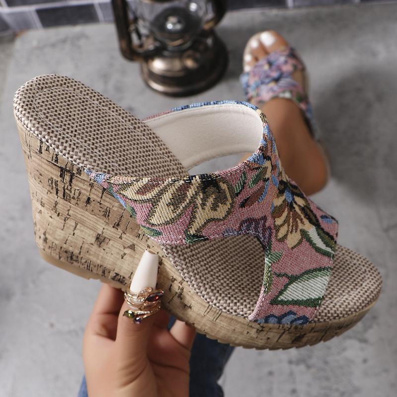 2024 Новые летние тапочки на платформе с вышивкой, ретро-тапочки с рыбьим ртом на высоком каблуке, сандалии на толстой подошве, модная женская обувь