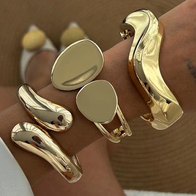 Преувеличенный металлический гладкий браслет-обнимашка в виде капли воды с браслетом-пружинкой неправильной огранки 'прохладный бриз'