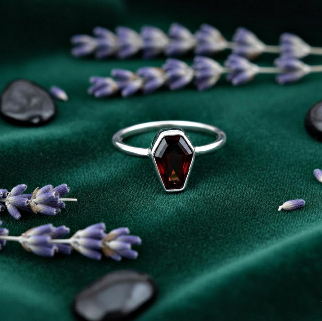 Крошечное кольцо в виде гроба, кольцо с гранатом, стерлинговое серебро 925 пробы, ювелирные изделия ручной работы, красный драгоценный камень, женское кольцо, подарок для нее