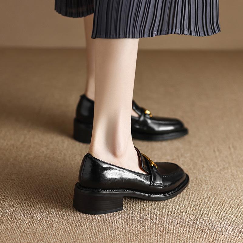 Зимние бархатные туфли-лоферы на толстом каблуке с металлической пряжкой женские 2025 новые французские ретро коричневые универсальные маленькие кожаные туфли