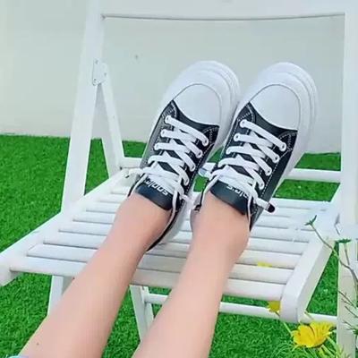 Модные маленькие белые туфли для женщин 2024 года, новая кожаная толстая подошва, повышающая комфорт и простоту, вулканизированные одинарные туфли