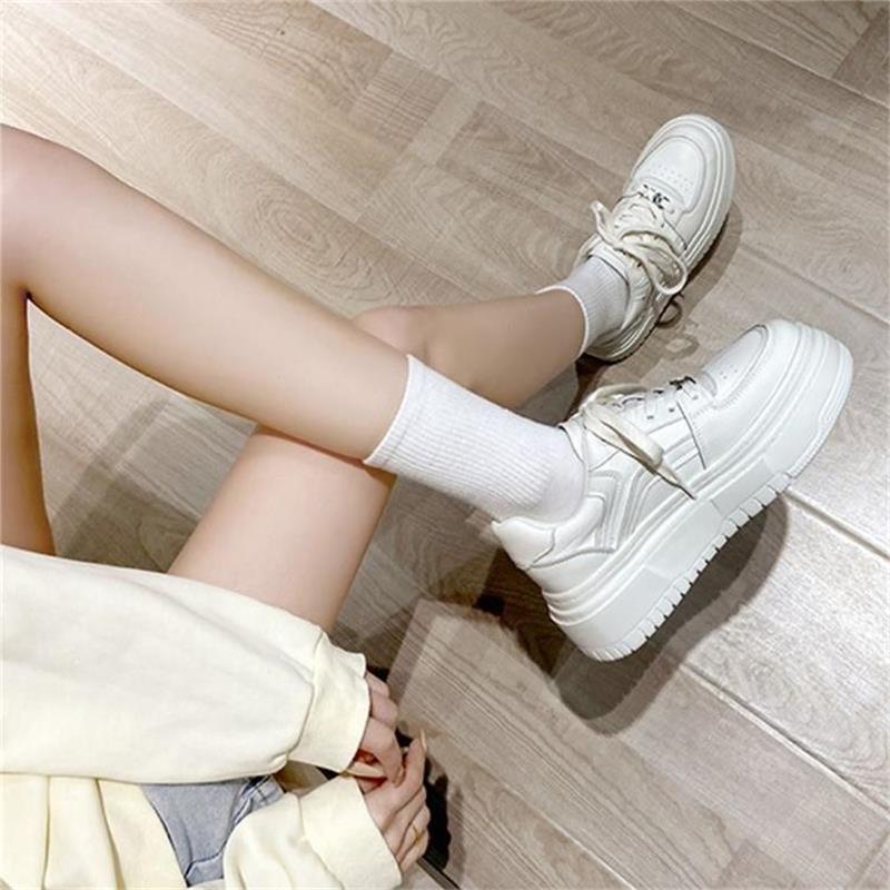 Маленькие белые туфли женские лето 2025 женская обувь новые белые кеды толстая подошва высота маленькие повседневные одинарные туфли мягкая подошва