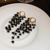 Серьги-гвоздики «Серебряная игла» с многослойными черными цветами — элегантные, модные, высокого класса, с универсальным дизайном.