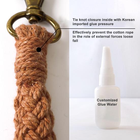 Красивый браслет-брелок ручной работы с нежным орнаментом