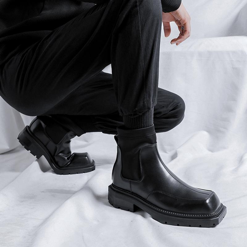 Модные мужские ботинки на толстой подошве черного цвета. Трендовый стиль с квадратным дизайном. Уличная мода для вечеринок и прогулок. Универсальная молодежная кожаная обувь.