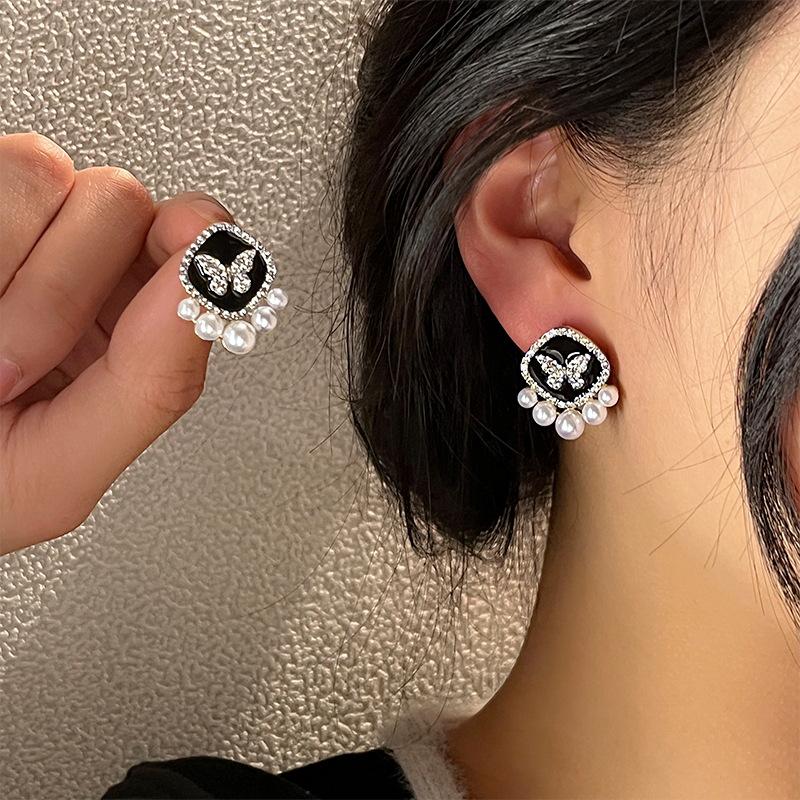 Pearl Butterfly Earrings Women'S Retro Light Luxury High-End Sense Rhinestone Stud Earrings Niche Design Temperament Earrings
