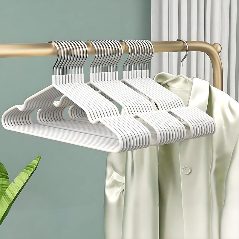 10-piece anti-slip and durable metal hangers with rubber coating. Эти компактные крючки для одежды имеют выемки для плечиков.