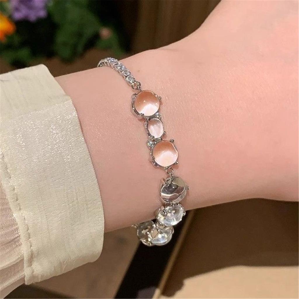 Sophisticated Beaded Hand Chain Crystal Sparkling Bracelet Chain Bracelet Suitable for Stylish Accessory Lovers
