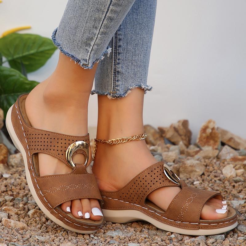 Модные металлические декоративные сандалии на танкетке, женские летние шлепанцы из искусственной кожи на платформе, женская удобная нескользящая пляжная обувь