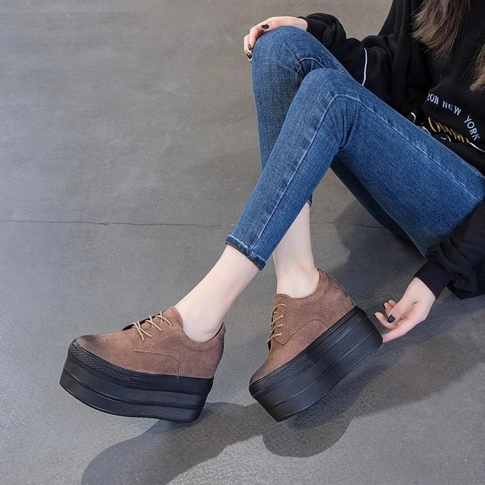 Модная обувь Matsu Cake для женщин Весна Новая Толстая подошва Внутреннее увеличение роста Ретро цвет Полировка Одиночная обувь Женская обувь на платформе Каблуки