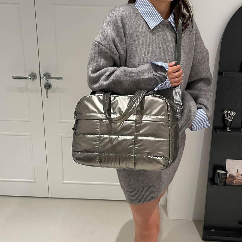 Yogodlns Стеганая однотонная мягкая дорожная сумка, портативная стильная вместительная женская сумка для спорта, работы и повседневного использования