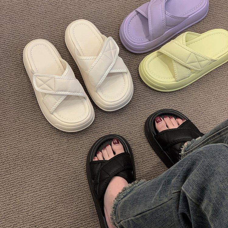 Шлепанцы с дерьмом женские летние 2025 новые маффины толстая подошва нескользящие крест на липучке пляжные шлепанцы на одной подошве