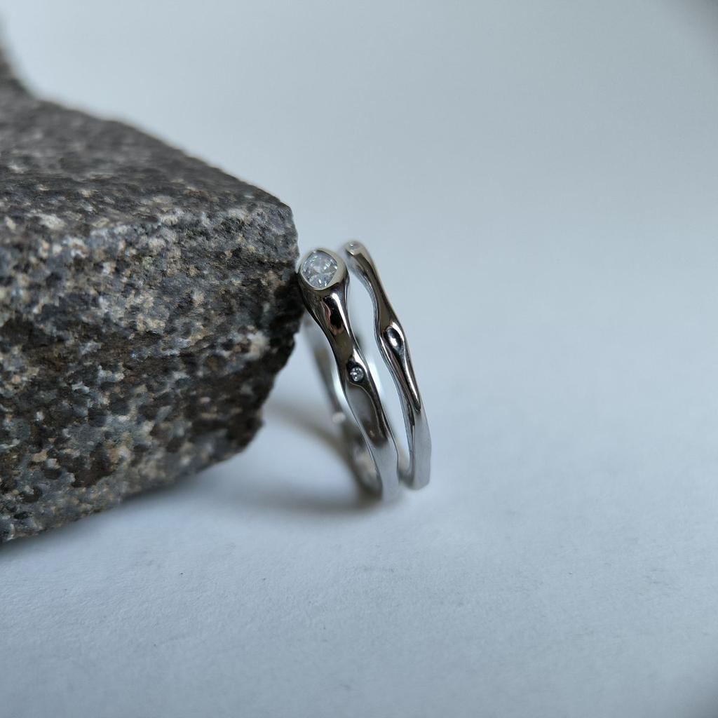 Серебряное кольцо с фианитами, вес изделия 3,71 гр (2187516)