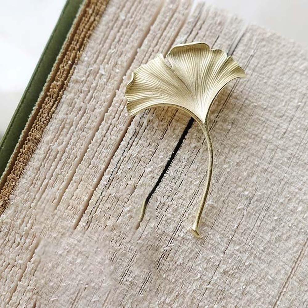 Vintage Ginkgo Leaf Brooch French Style Metal Glossy Corsage Ornament Uniform Long Leaf Pin Men