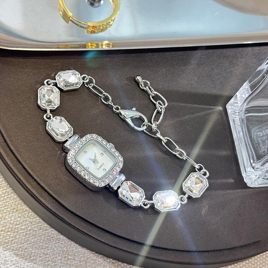 Прямоугольные часы-браслет с перламутровым циферблатом и простым кварцевым механизмом, сверкающие, с маленькими кубиками сахара, застежкой-лобстером, регулируемые женские часы