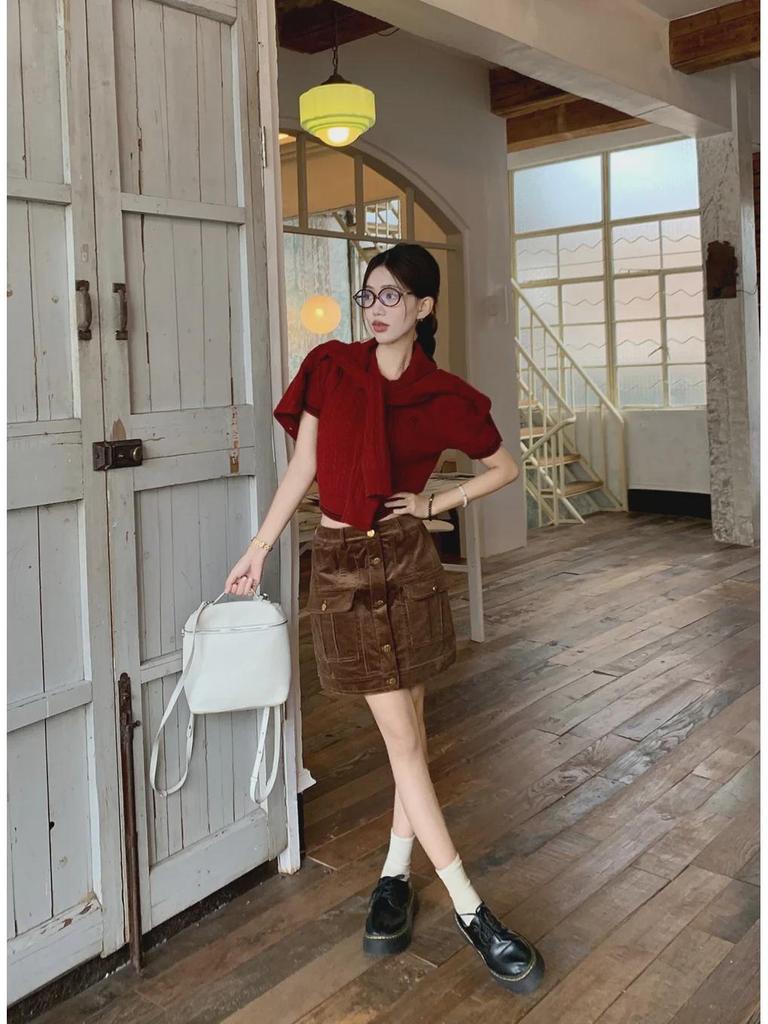 Женский красный вязаный двухкомпонентный кардиган и вышитая нижняя рубашка - осенний ретро-стиль