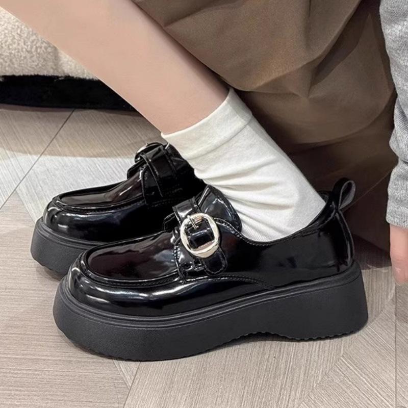 Черные маленькие кожаные туфли женские 2025 новые весенне-осенние новые ретро на плоской подошве одинарные туфли в британском стиле с пряжкой модные лоферы