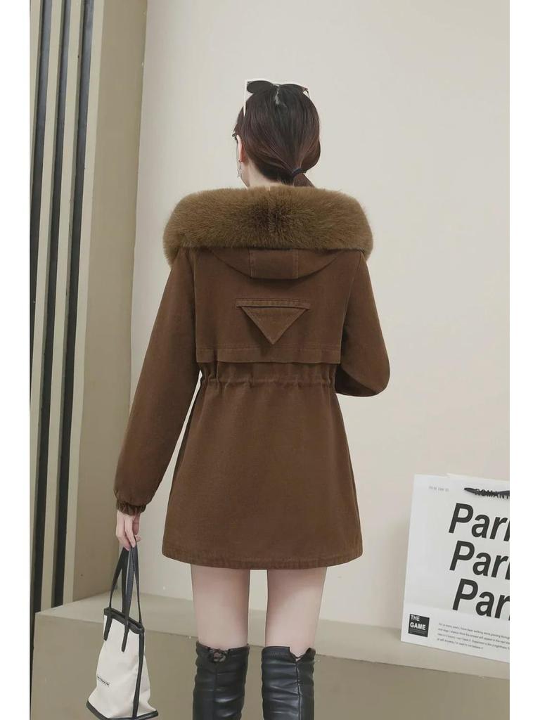 Женское зимнее бархатное пальто 2024 года: Приталенный крой, корейский стиль, меховой воротник, теплый, большой размер, средней длины.